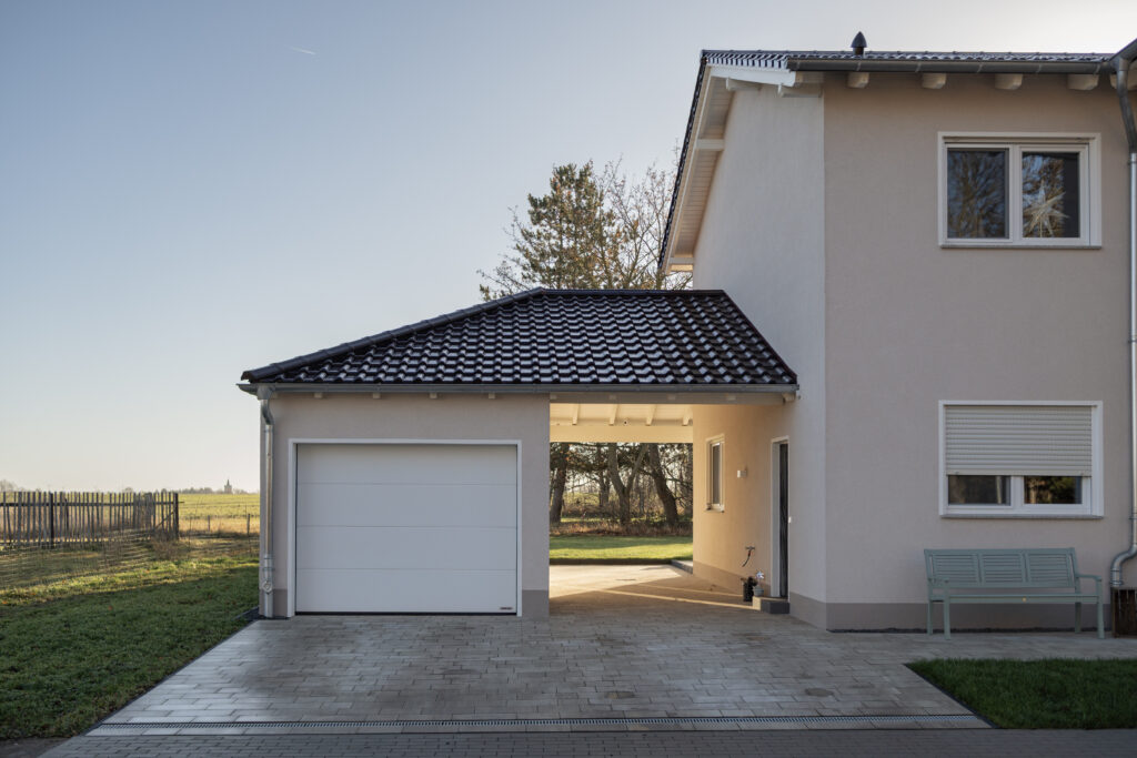 Weißes Garagenrolltor in moderner Ausführung