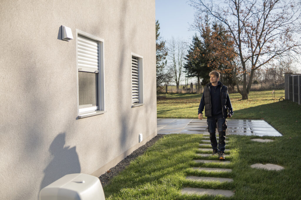 Bjoen Curth begutachtet den fertigen Einbau der Fenster mit Sonnenschutz