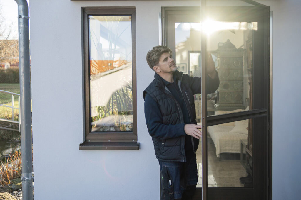 Prüfung des Insektenschutzes an einer Eingangstür im Garten