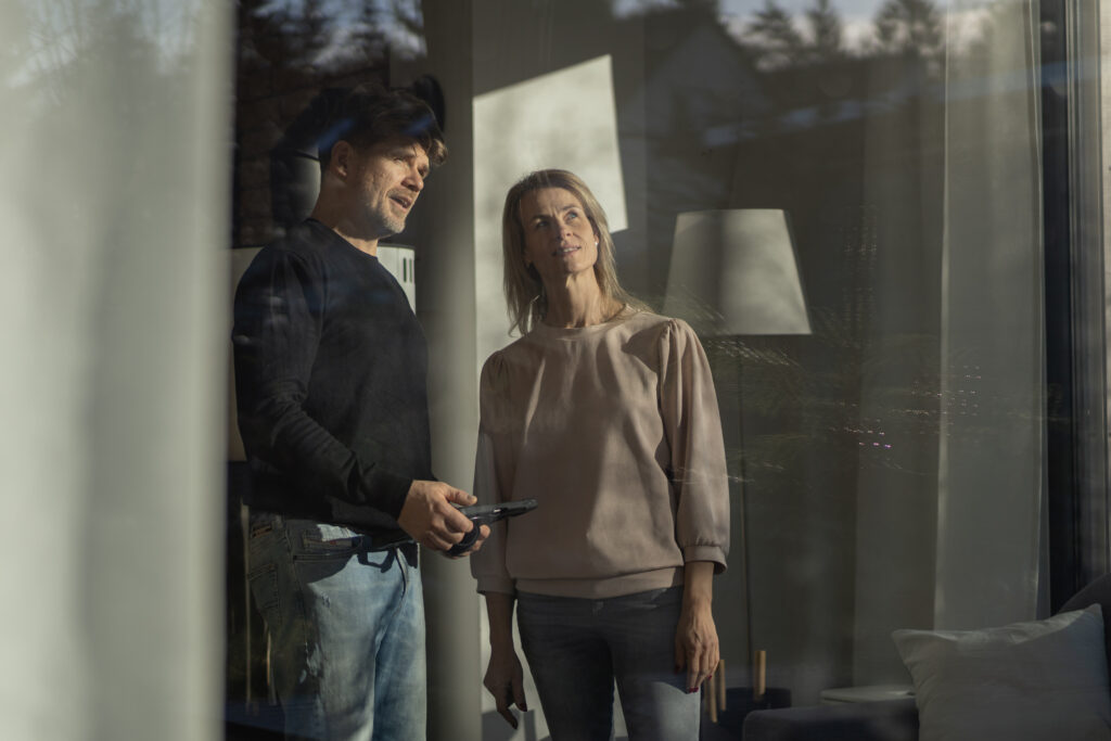 Björn Curth berät eine Kundin zu Möglichkeiten bei den Fenstern
