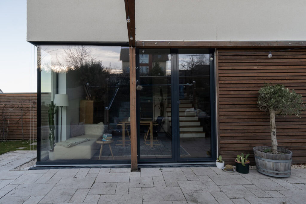 Frontale Perspektive auf eine breite, bodentiefe Fensterfront